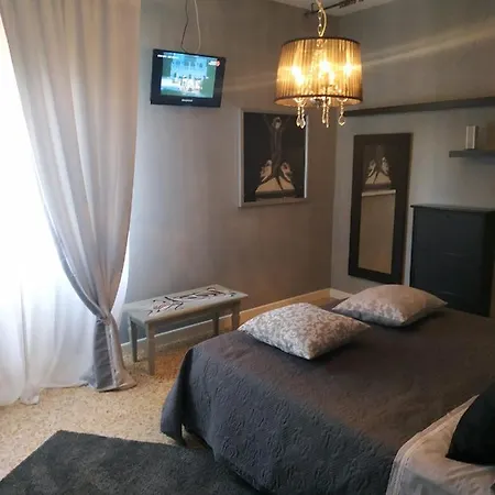 Urban Art Space - Three -near The Center And Train Station Apartment