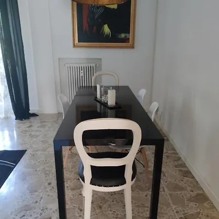 Apartment Urban Art Space - Three -near The Center And Train Station *