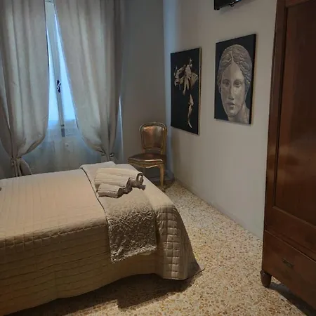 Apartment Urban Art Space - Three -near The Center And Train Station