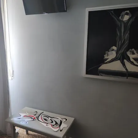 Apartment Urban Art Space - Three -near The Center And Train Station