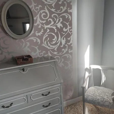 Urban Art Space - Three -near The Center And Train Station Apartment