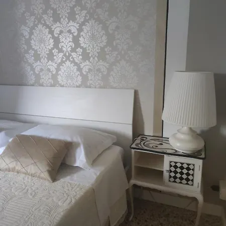 Urban Art Space - Three -near The Center And Train Station Apartment