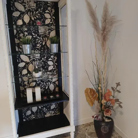 Urban Art Space - Three -near The Center And Train Station Apartment *