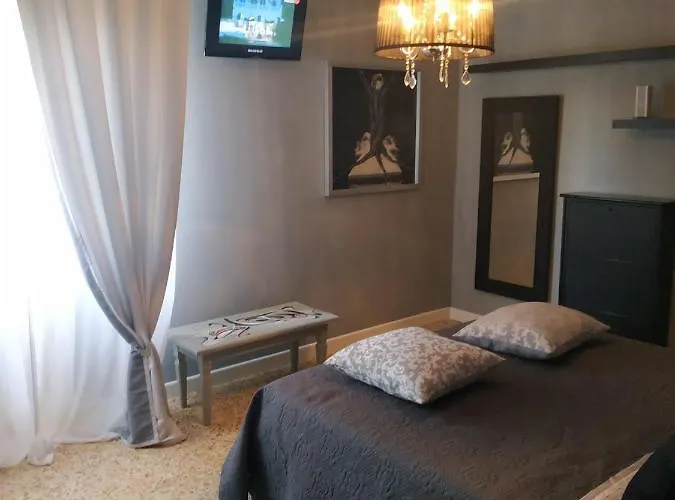 Urban Art Space - Three -near The Center And Train Station Apartament