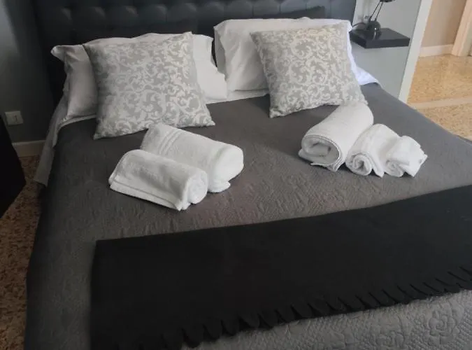 Apartament Urban Art Space - Three -near The Center And Train Station Modena