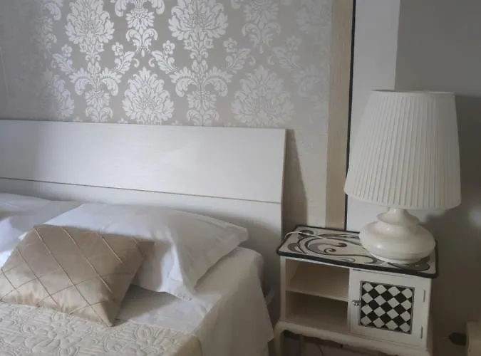 Urban Art Space - Three -near The Center And Train Station Apartament